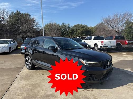 2023 Volvo XC40 Plus Dark Theme