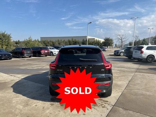 2023 Volvo XC40 Plus Dark Theme