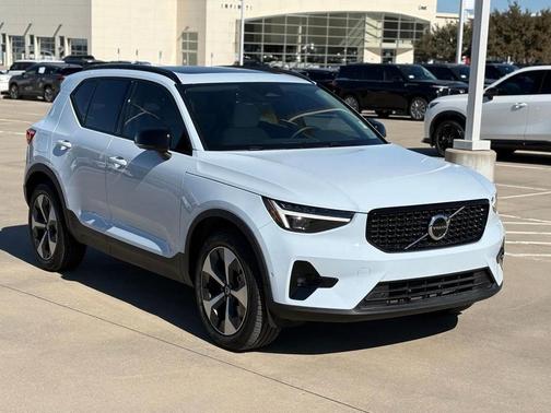 2026 Volvo XC40 B5 Plus