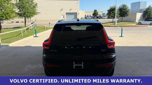 Onyx Black Metallic 2025 Volvo XC40 B5 Plus Dark Theme