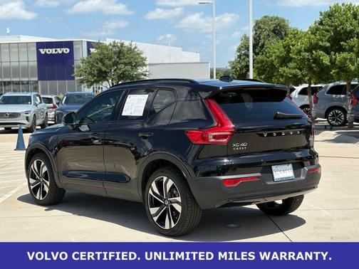Onyx Black Metallic 2025 Volvo XC40 B5 Plus Dark Theme