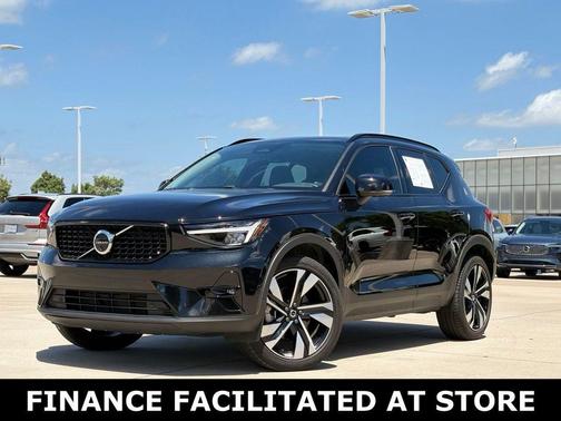 Onyx Black Metallic 2025 Volvo XC40 B5 Plus Dark Theme