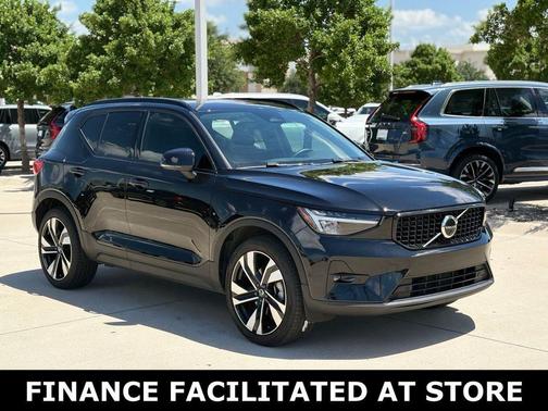 Onyx Black Metallic 2025 Volvo XC40 B5 Plus Dark Theme