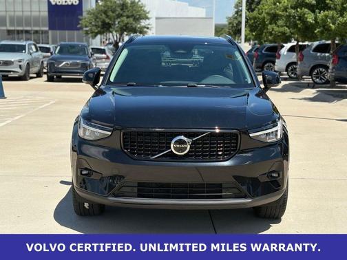 Onyx Black Metallic 2025 Volvo XC40 B5 Plus Dark Theme