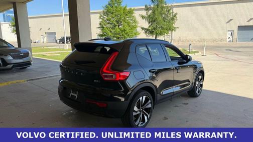 Onyx Black Metallic 2025 Volvo XC40 B5 Plus Dark Theme