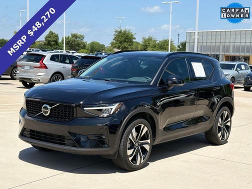 Onyx Black Metallic 2025 Volvo XC40 B5 Plus Dark Theme