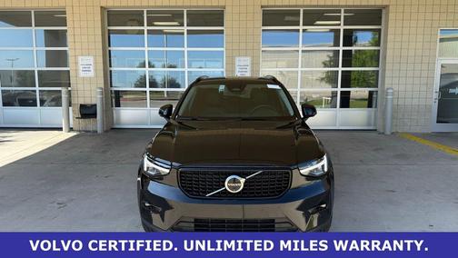 Onyx Black Metallic 2025 Volvo XC40 B5 Plus Dark Theme