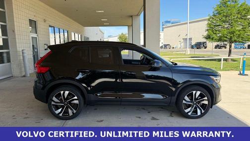 Onyx Black Metallic 2025 Volvo XC40 B5 Plus Dark Theme
