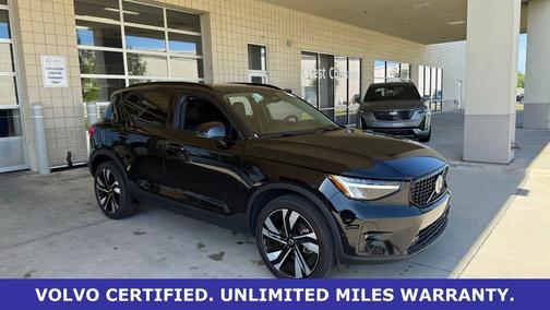 Onyx Black Metallic 2025 Volvo XC40 B5 Plus Dark Theme