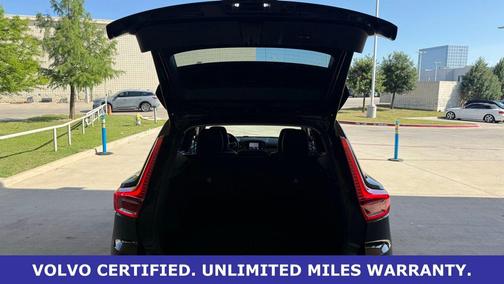 Onyx Black Metallic 2025 Volvo XC40 B5 Plus Dark Theme
