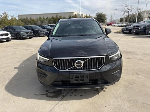 2025 Volvo XC40 B5 AWD