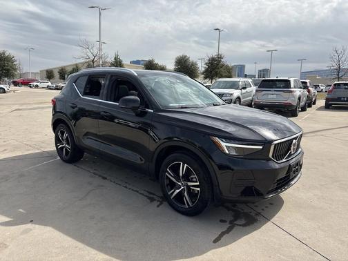 2025 Volvo XC40 B5 AWD