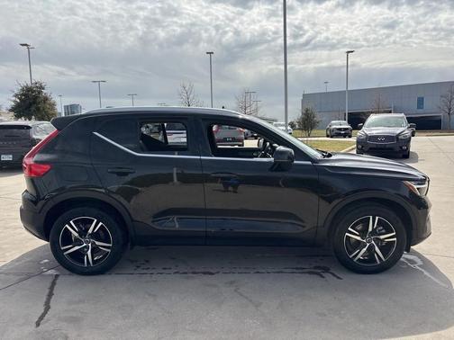 2025 Volvo XC40 B5 AWD