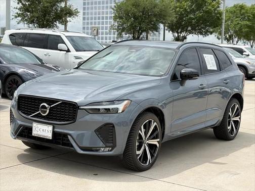 2023 Volvo XC60 B5 Ultimate Dark Theme
