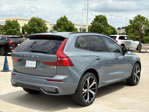 2023 Volvo XC60 B5 Ultimate Dark Theme