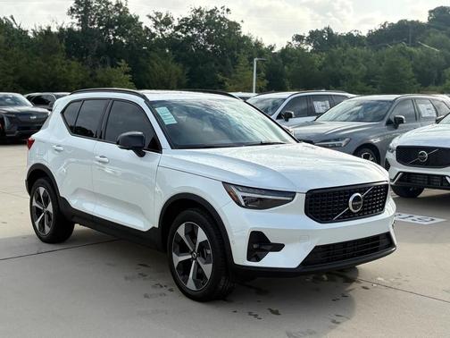2026 Volvo XC40 B5 Plus
