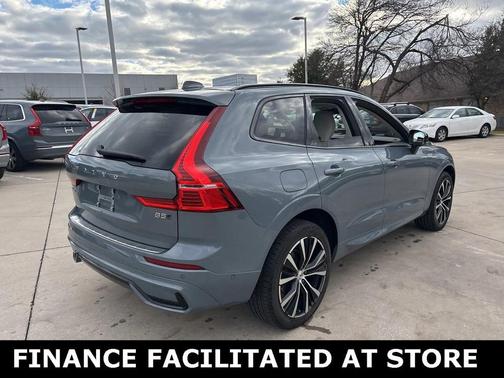 2023 Volvo XC60 B5 Plus Dark Theme