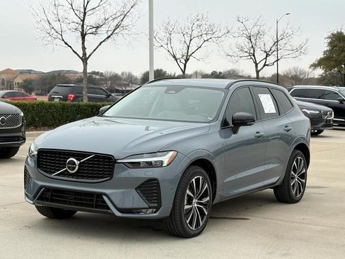 2023 Volvo XC60 B5 Plus Dark Theme
