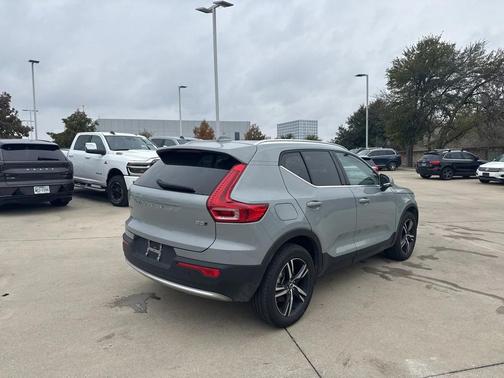 2025 Volvo XC40 B5 AWD