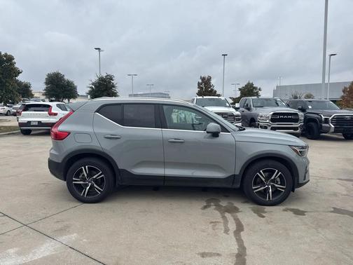 2025 Volvo XC40 B5 AWD