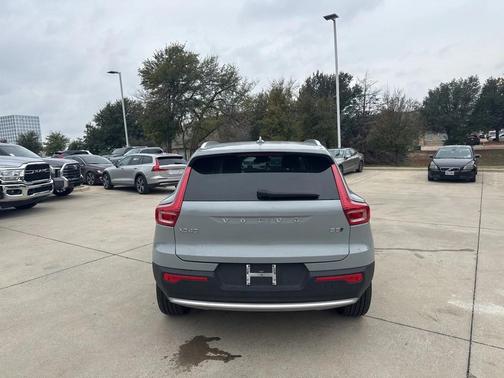 2025 Volvo XC40 B5 AWD