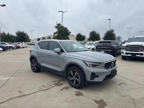 2025 Volvo XC40 B5 AWD