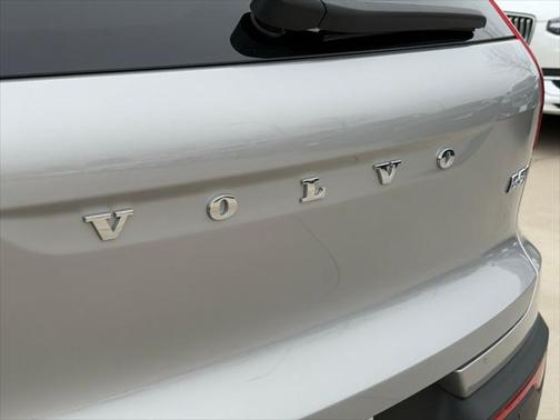 2025 Volvo XC40 B5 Ultra Dark Theme