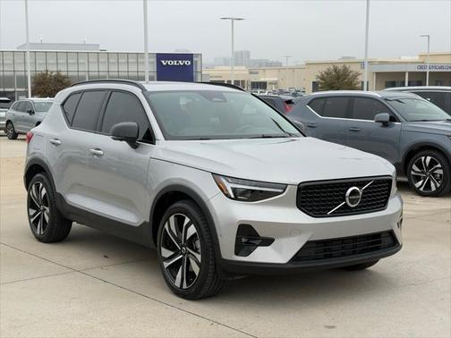 2025 Volvo XC40 B5 Ultra Dark Theme