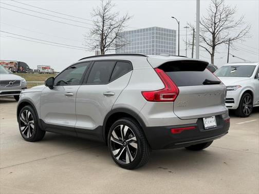 2025 Volvo XC40 B5 Ultra Dark Theme