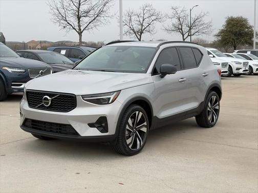 2025 Volvo XC40 B5 Ultra Dark Theme