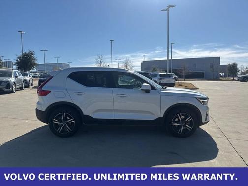 2025 Volvo XC40 B5 AWD
