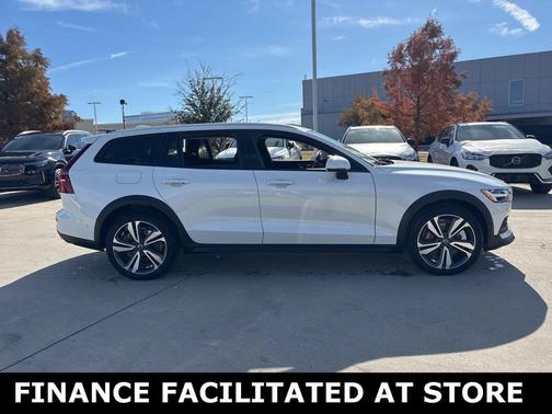 2025 Volvo V60 Cross Country B5 Plus