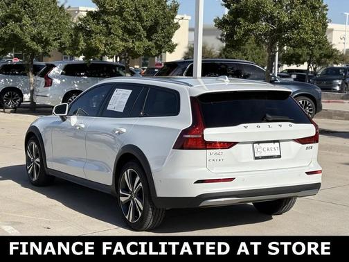 2025 Volvo V60 Cross Country B5 Plus