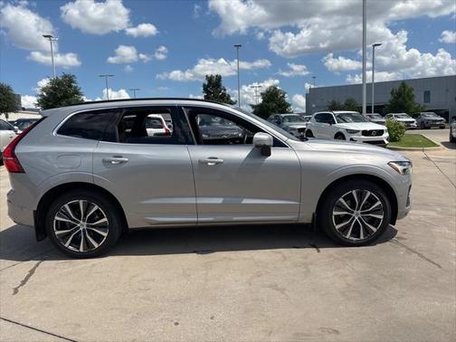 2022 Volvo XC60 B5 Momentum