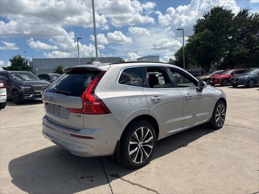 2022 Volvo XC60 B5 Momentum