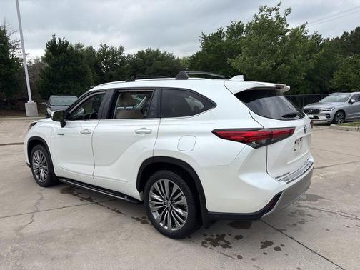 Blizzard Pearl 2021 Toyota Highlander Hybrid Platinum