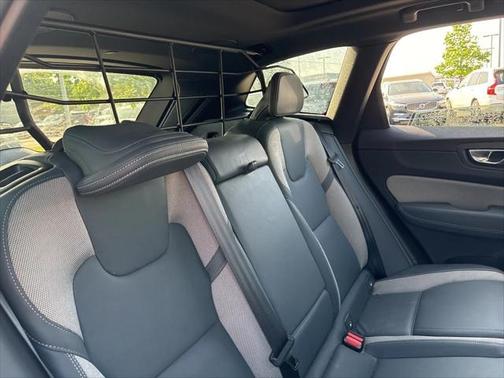 2022 Volvo XC60 B6 R-Design