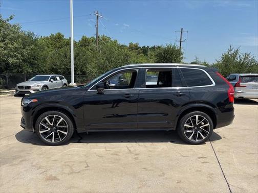 2022 Volvo XC90 T6 Momentum