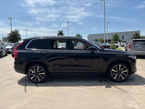 2022 Volvo XC90 T6 Momentum