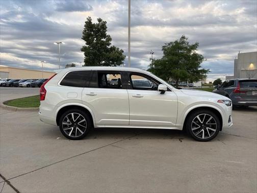 2022 Volvo XC90 T6 Momentum