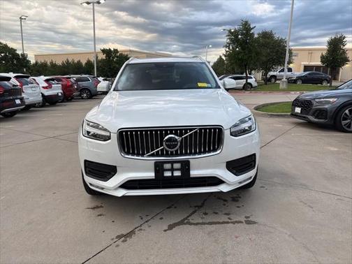 2022 Volvo XC90 T6 Momentum