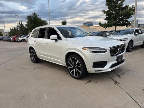 2022 Volvo XC90 T6 Momentum
