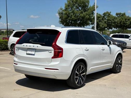 2022 Volvo XC90 T6 Momentum