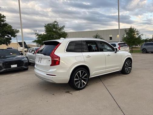 2022 Volvo XC90 T6 Momentum