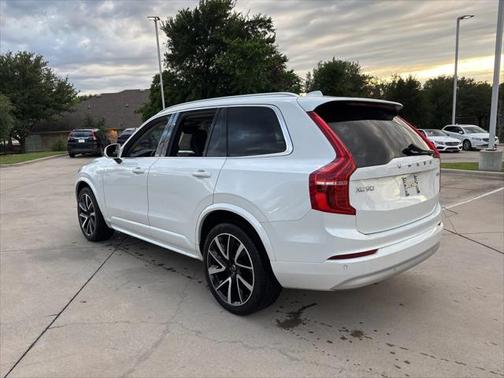 2022 Volvo XC90 T6 Momentum
