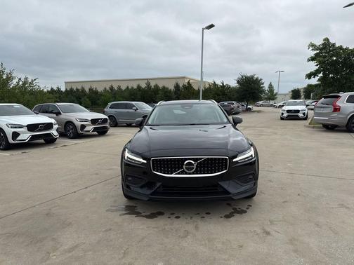 Onyx Black Metallic 2025 Volvo V60 Cross Country B5 Plus