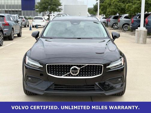 Onyx Black Metallic 2025 Volvo V60 Cross Country B5 Plus