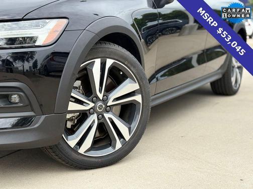 Onyx Black Metallic 2025 Volvo V60 Cross Country B5 Plus