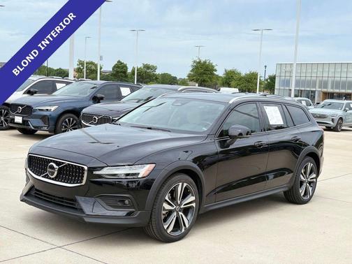 Onyx Black Metallic 2025 Volvo V60 Cross Country B5 Plus