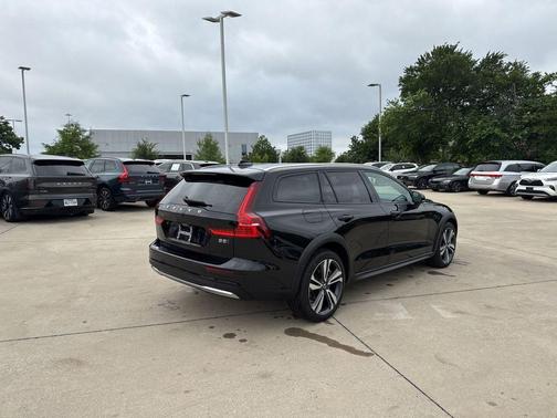 Onyx Black Metallic 2025 Volvo V60 Cross Country B5 Plus